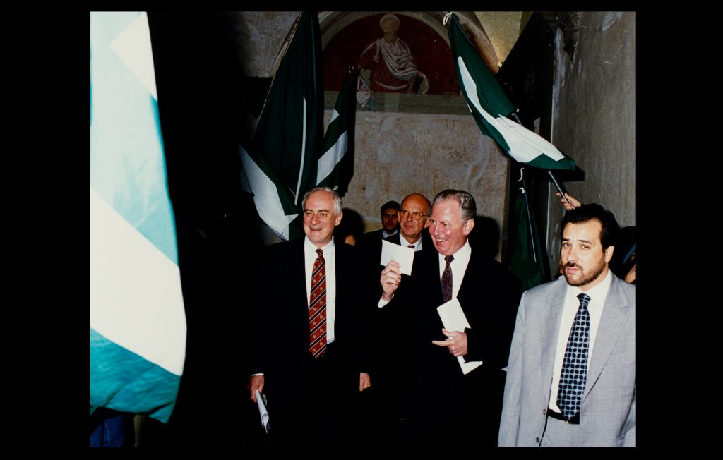 The president of the European Commission, Jacques Santer, with the then EUI president, Patrick Masterson, arriving to the Badia Fiesolana for the 19th Jean-Monnet Conference on 20 October 1995 (Unknown author / HAEU, EUI 709)