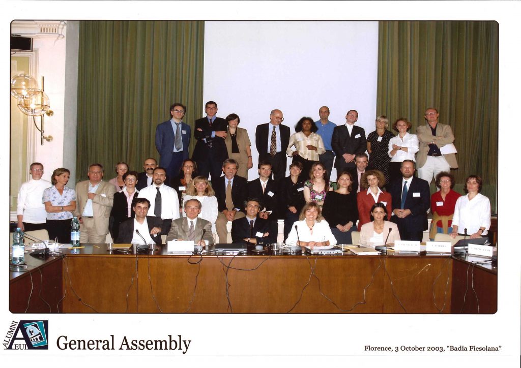 Group photo of the  EUI Alumni General Assembly at Badia Fiesolana in Florence on October 3rd 2003 (HAEU, EUI 314)