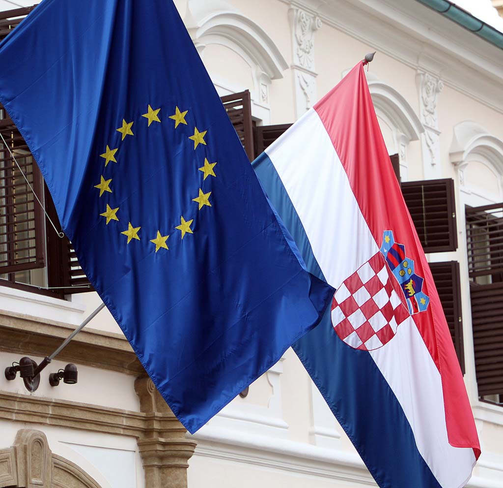 Croatia, EU sign treaty for 2013 accession